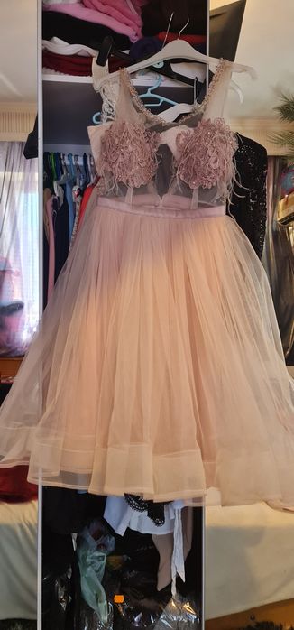 Rochie Bianca Drăgușanu mărime 36 cu pene de ocazie