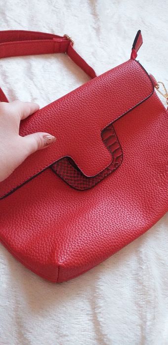 Девочки, продаю шикарную красную сумку