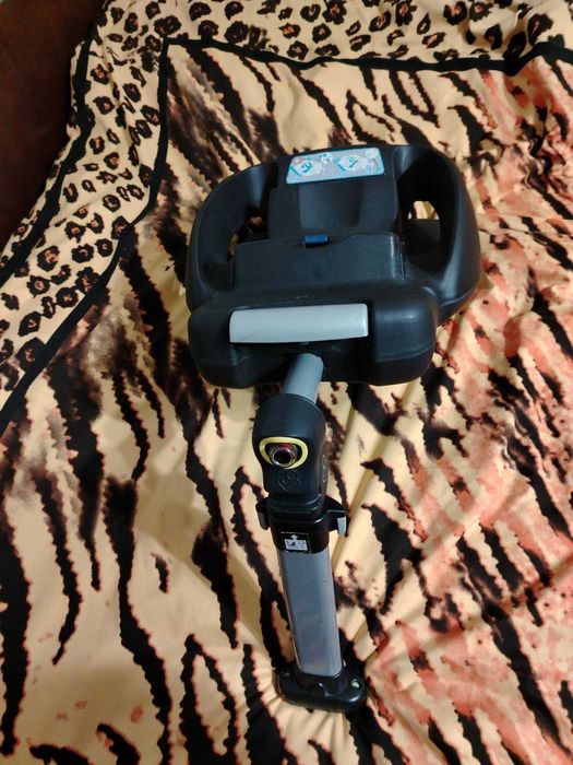 Maxi cosi бебешко кошче за кола + изофикс база