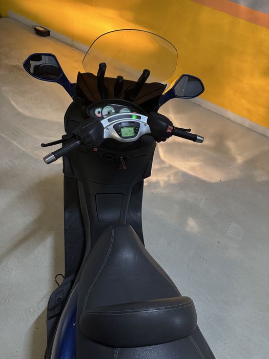 Piaggio x9/ variante piaggio mp3 sau Yamaha xmax