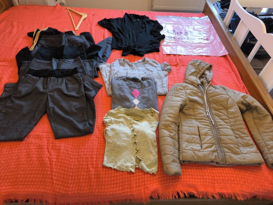 Lot haine, 11 buc, mărime S,pantaloni 5 buc, 1 geaca de toamna,3 pulo