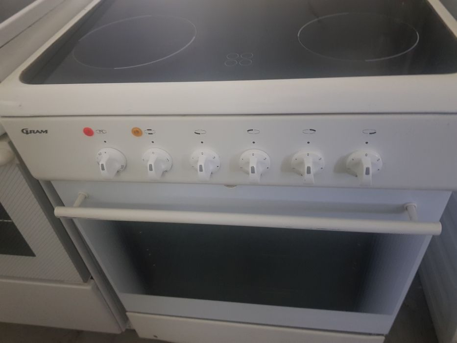 Свободно стояща печка с керамични котлони