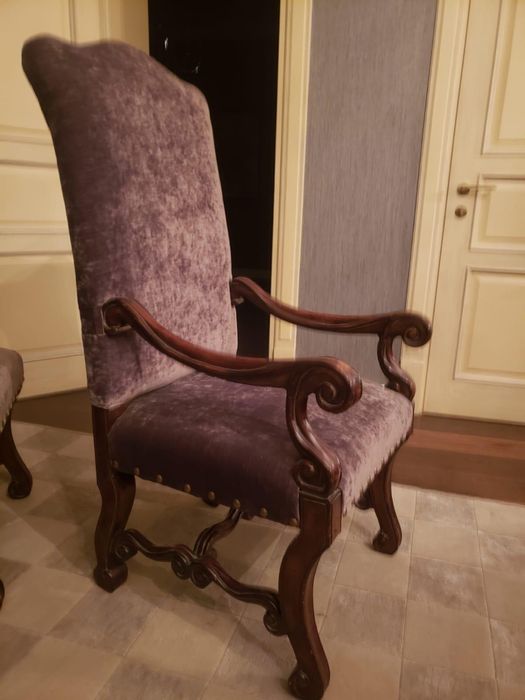 Стол и стулья очень дорогие