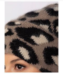 Новая. Стильная зимняя леопардовая шапка. Россия.