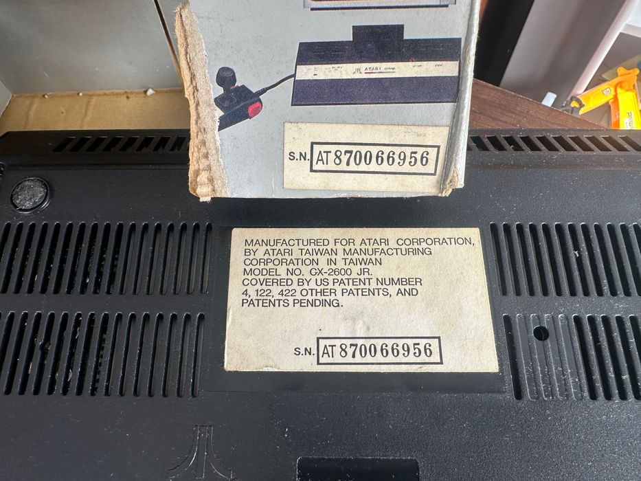 Конзола Atari 2600 с оригинална кутия.