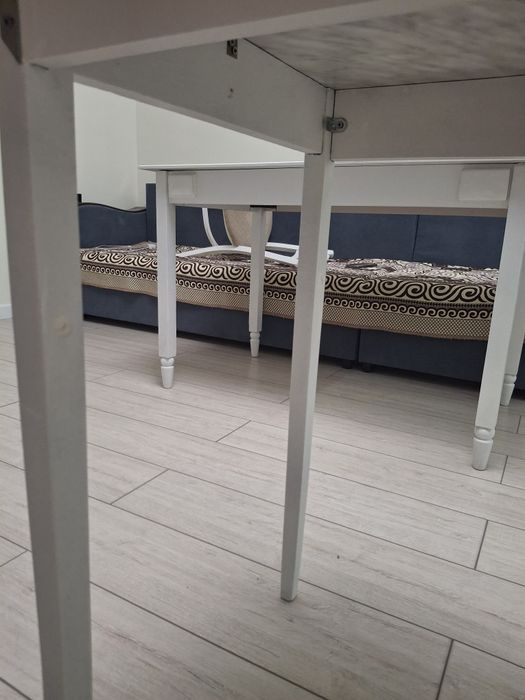 Белый кухонный стол