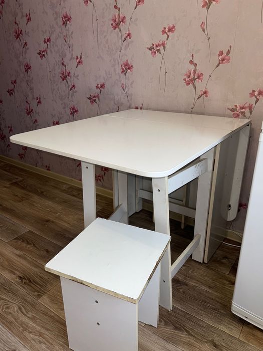 Раскладной стол- тумба, с табуретками