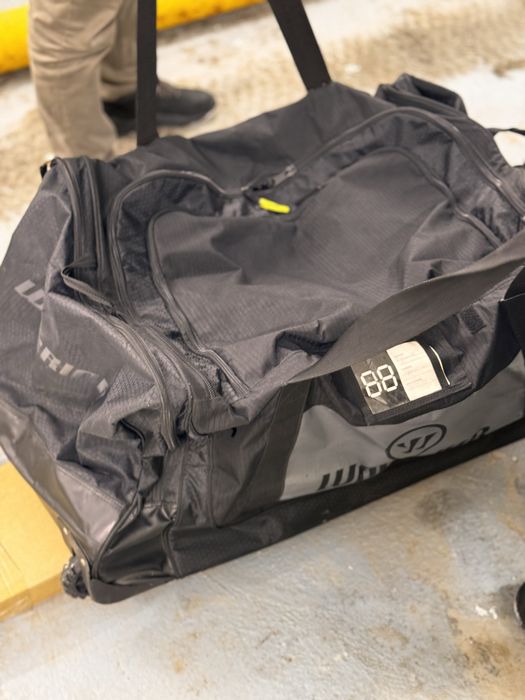 Продам хоккейный баул.