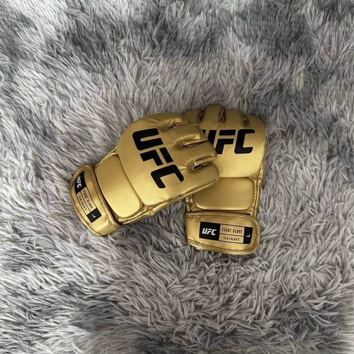 Золотые чемпионские перчатки UFC