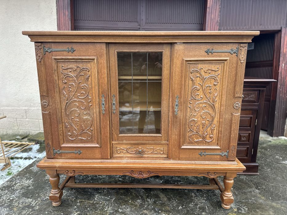 Дървена витрина / шкаф – класически стил