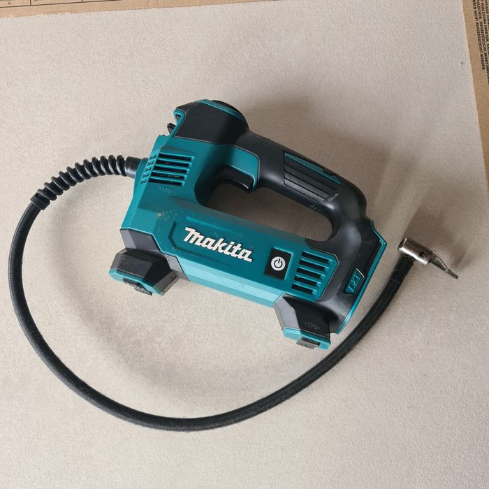 Mini compresor Makita DMP180 pe acumulator  defect