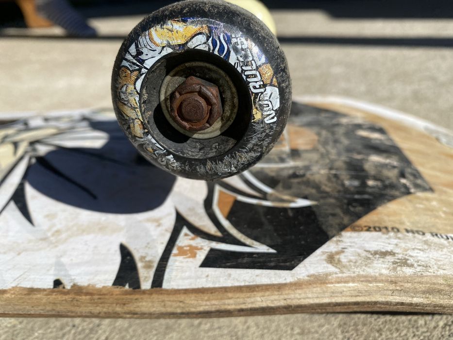 Skateboard patru roți