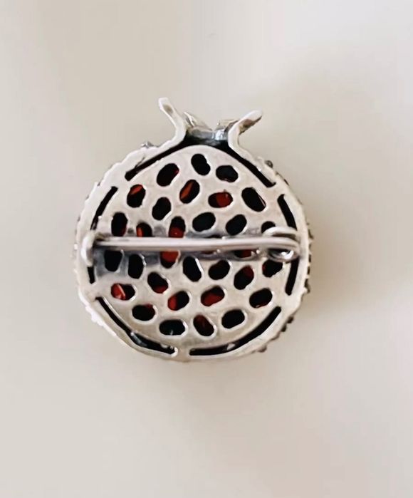 Ювелирная брошь в виде граната