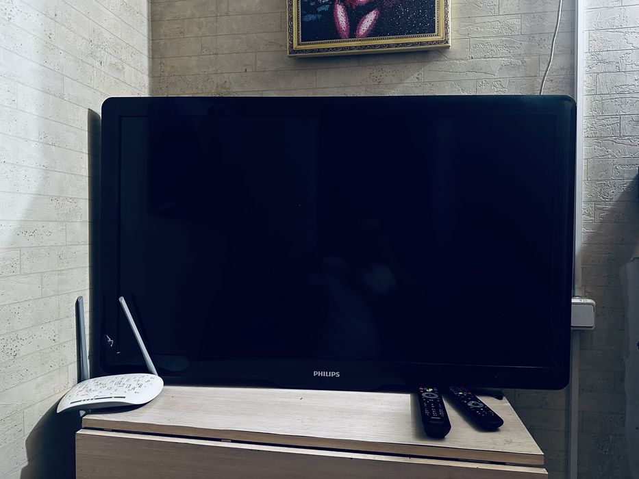 PHILIPS  телевизор в рабочем состоянии 105 диагональ