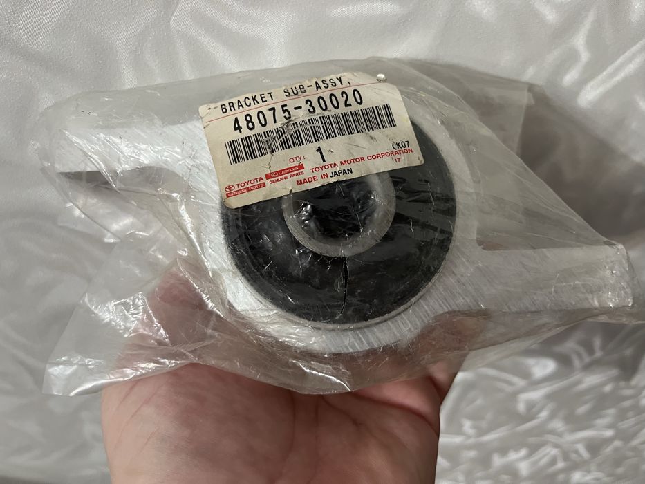 Сайленблок нижнего рычага правый