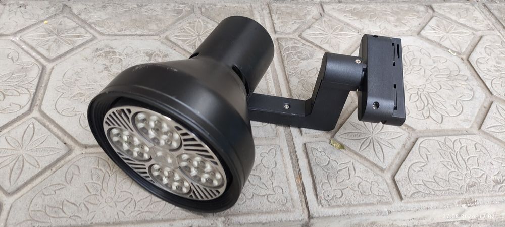 Корпуса от трековых светильников.