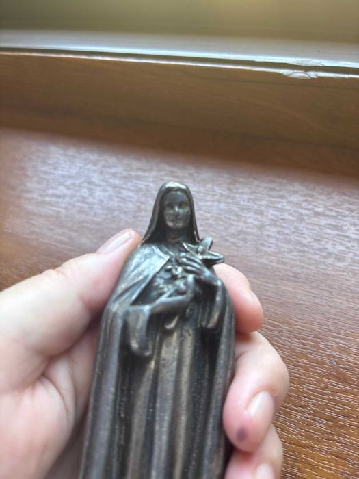 Superbă statuetă foarte veche cu Sf.Tereza sau Sf.Rita/din metal masiv/h=12cm/preț fix.