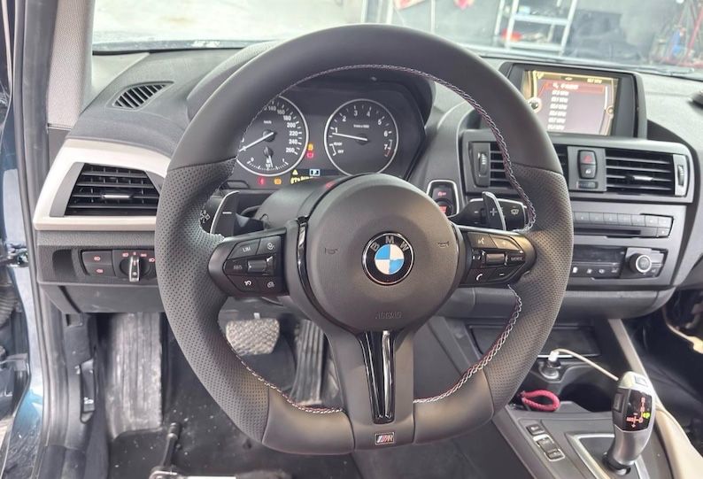 Volan BMW M tesit cu pade, compatibil cu generatiile F, F30 F10 F01 F20 F22 F25 F15 F16 F31 F11 F36 F34 F32 F33