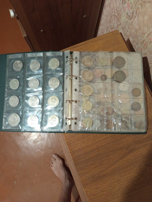 Альбом для нумизматики, с монетами.