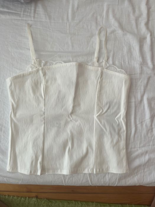 Бял потник с тънки презрамки