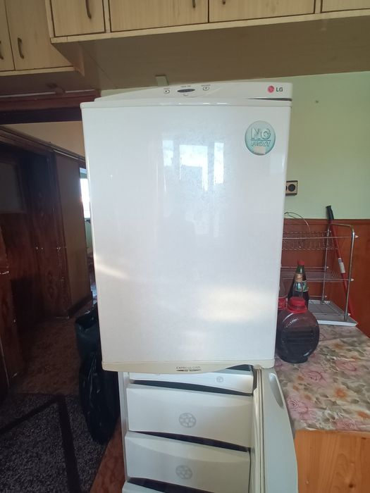 Продавам хладилник LG