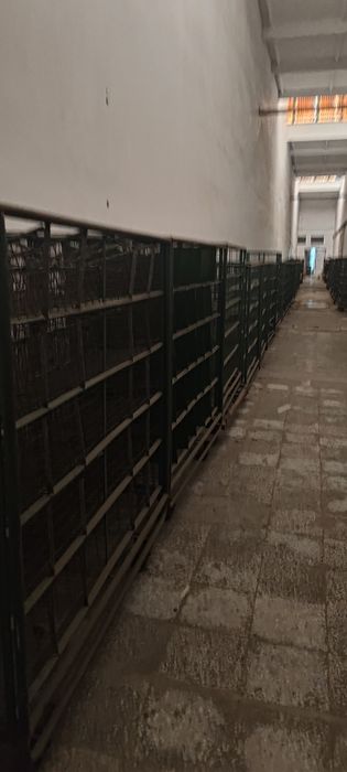 Метални стелажи с колела и без