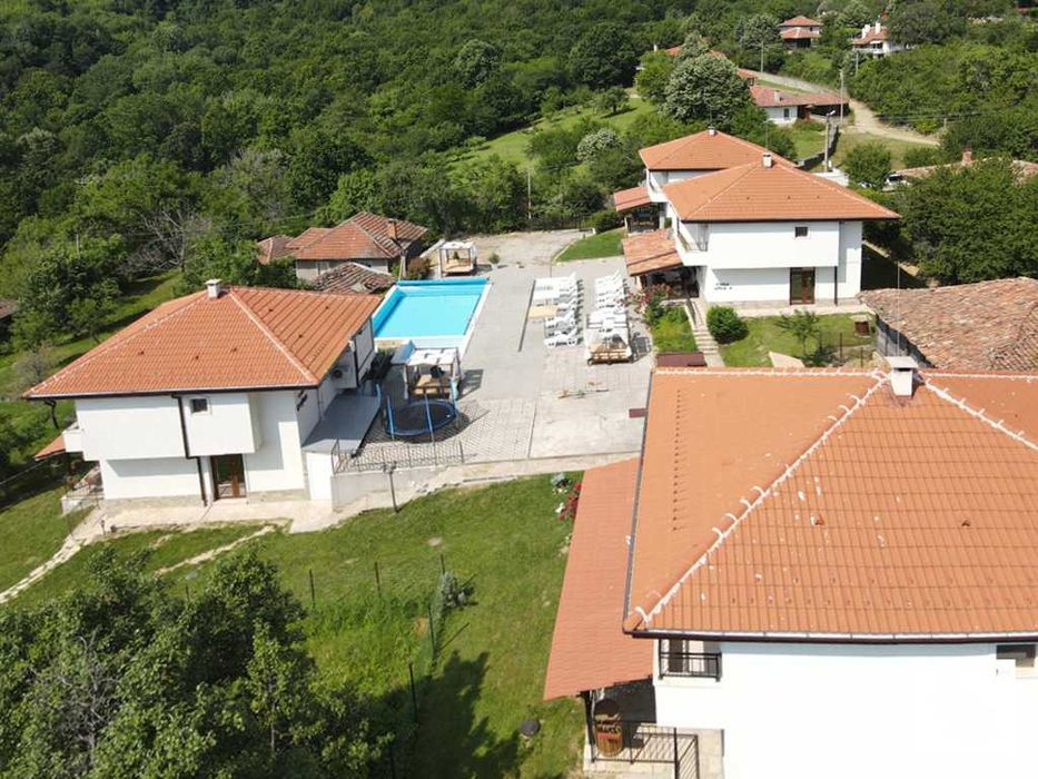 125180 Ваканционен комплекс с 4 къщи, басейн и BBQ зони в с. Бадевци