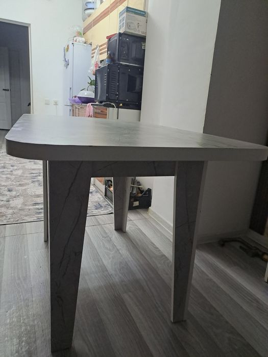 Продаётся стол..