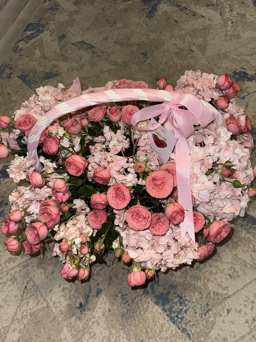 Продам очень красивый цветы в корзине