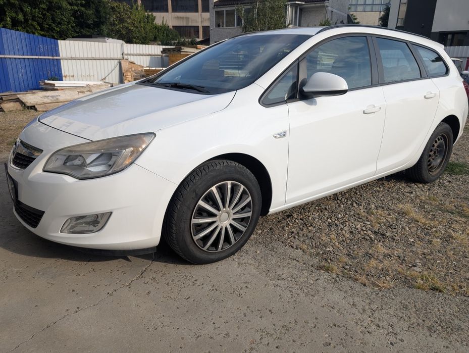 Opel Astra J Sports Tourer 2012