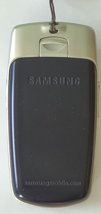 Телефон    SAMSUNG  кнопочный  раскладушкв 
SGH - E 700.
 В  отличном