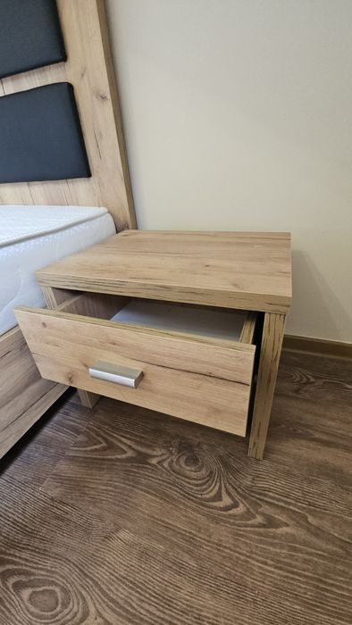 DE VANZARE: Pat 140×200 cu saltea si 2 noptiere – stare foarte buna