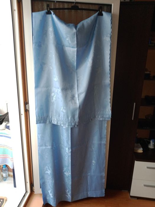 Două draperii, și două perdele fond bleu,dim.273/152 cm.