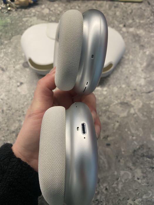 Air pods max.