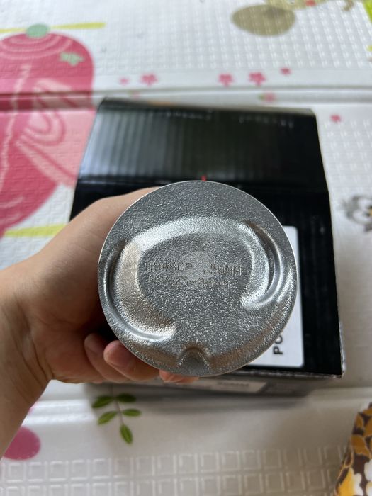 Продам поршень двигателя Ford