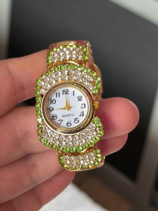 Нов комплект  ,състоящ се от часовник,обечки и пръстен