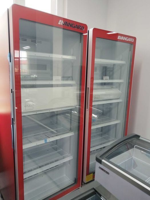 Новый витринный холодильник