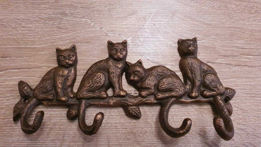 Чугунена закачалка–декорация котета.