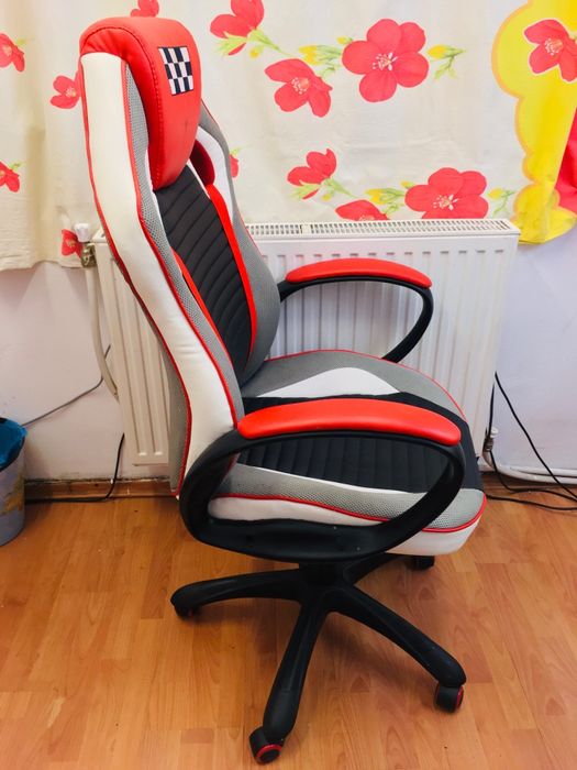 Scaun de gaming în stare foarte bună de vânzare la un preț foarte rezo