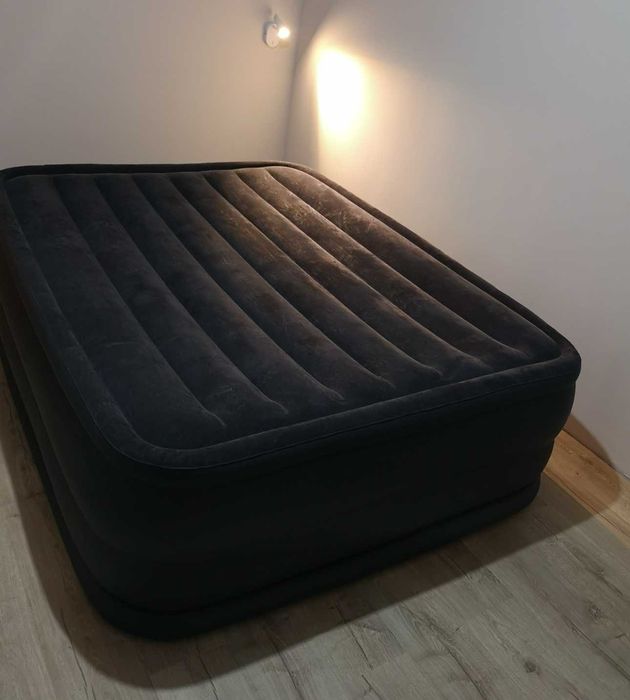 Надуваем матрак (Спалня) INTEX Comfort с помпа 152 x 203 x 56 см.