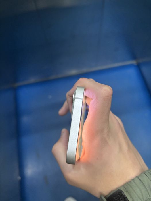 Продам  айфон 13