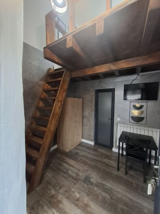 Garsoniera la curte zona centrala