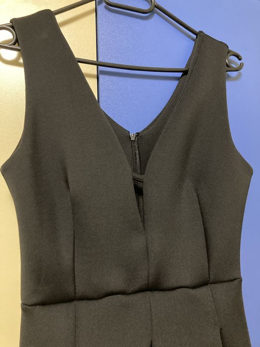 Къса черна официална рокля.