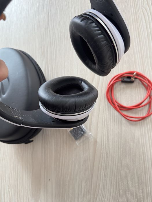 Beats наушники.
