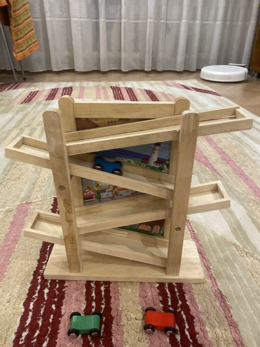 Деревянная горка для машинок