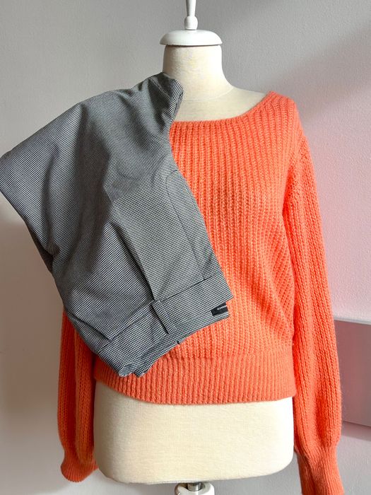 Блуза в прасковен корал и панталон Club Monaco със широки крачоли