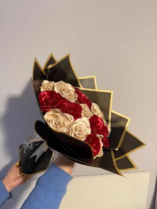 Buchete cu trandafiri din satin – realizate la comandă