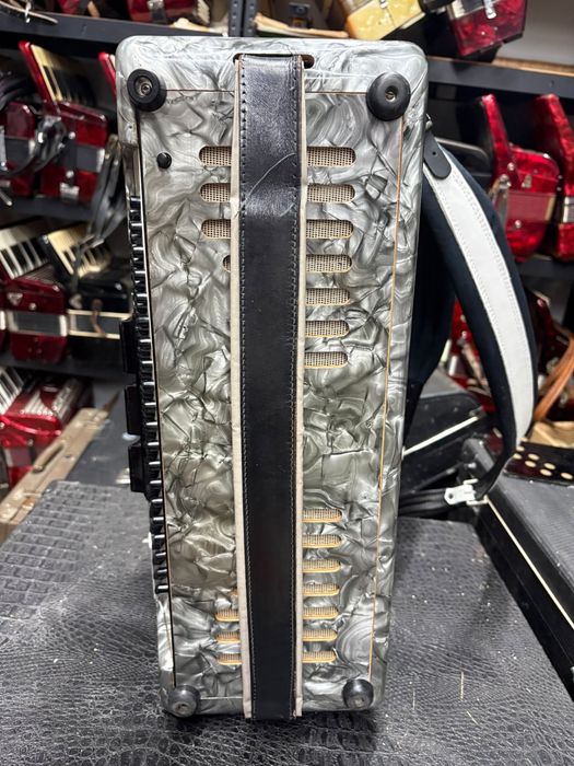 Acordeon Weltmeister Stella cu 120 de basi, surdina, camera, cassotto