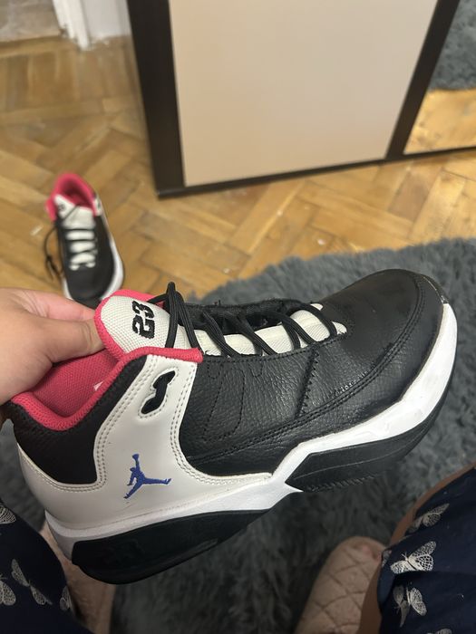 Adidasi jordan max aura 3