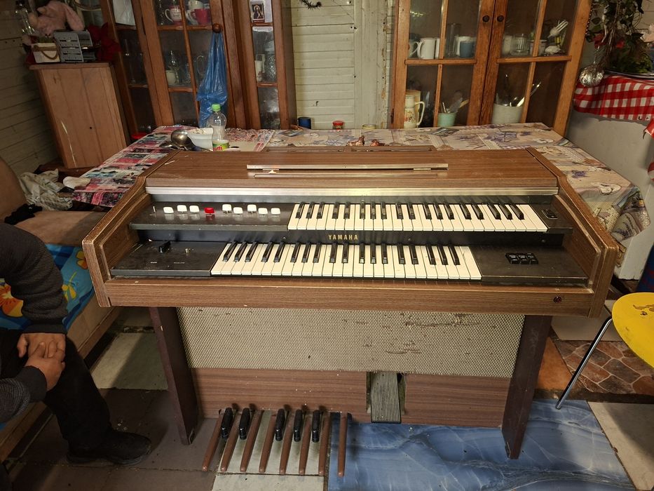 Vând pian electric perfect funcționează